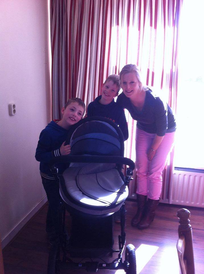 Nynke Heegstra is erg blij met haar gewonnen kinderwagen Sky bij Omring Kraamzorg!