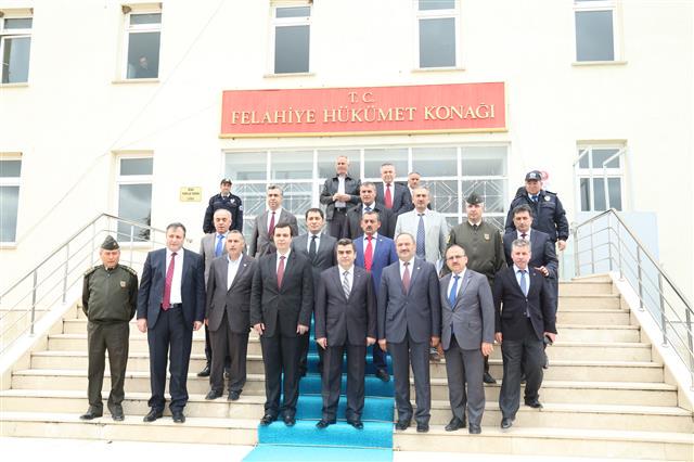 kayserivaliligi's tweet photo. Vali Düzgün, Felahiye ve Özvatan İlçelerini Ziyaret Etti..http://t.co/CYOSToNNJC http://t.co/MI2qaKzez5