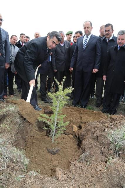 kayserivaliligi's tweet photo. Vali Düzgün, Felahiye ve Özvatan İlçelerini Ziyaret Etti..http://t.co/CYOSToNNJC http://t.co/MI2qaKzez5