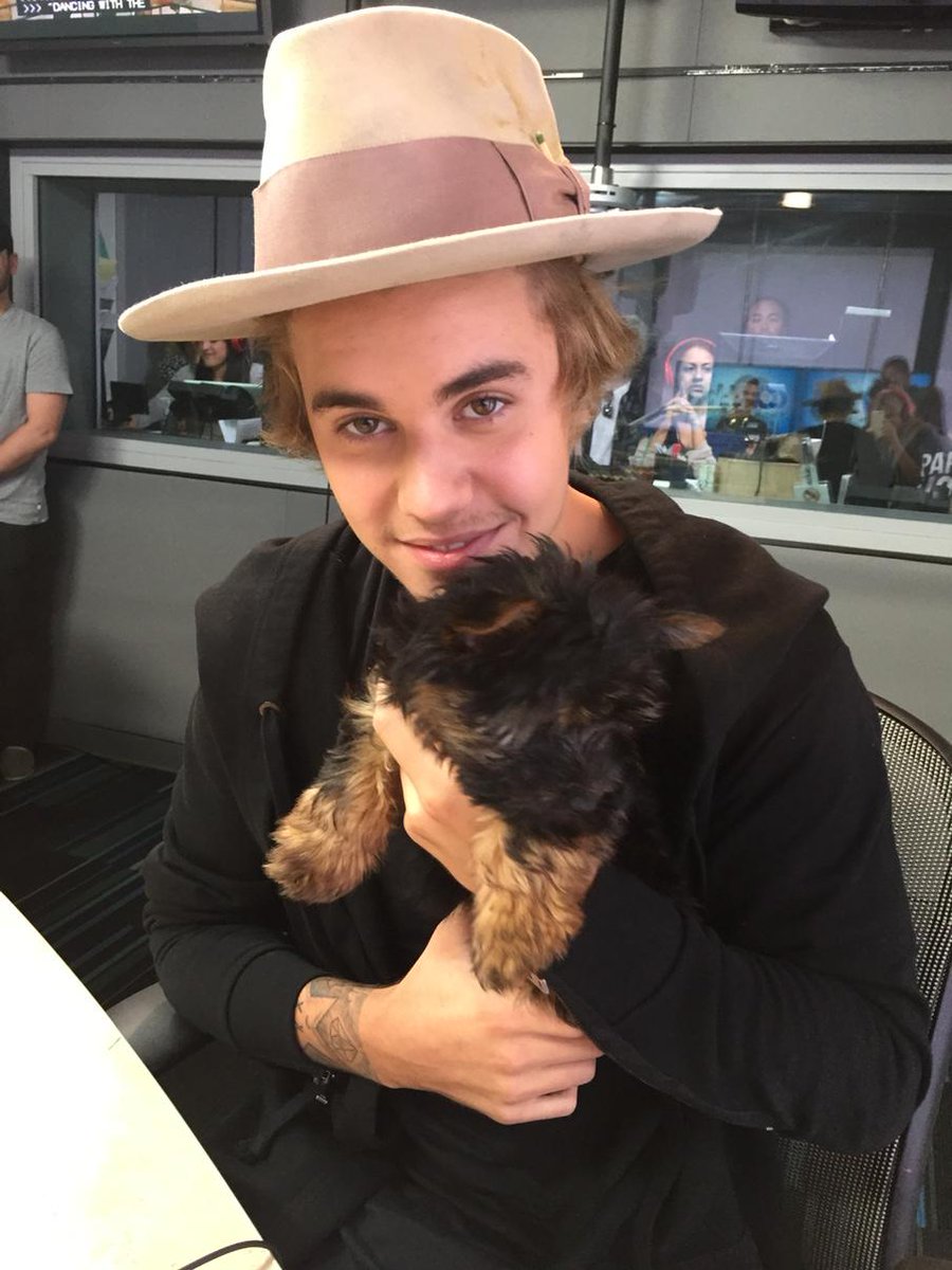 biebersmaniabr's tweet photo. Foto completamente apaixonante de Justin com Esther no @OnAirWithRyan - 01/04. 😍😍😍 http://t.co/XFB1YrXnJt