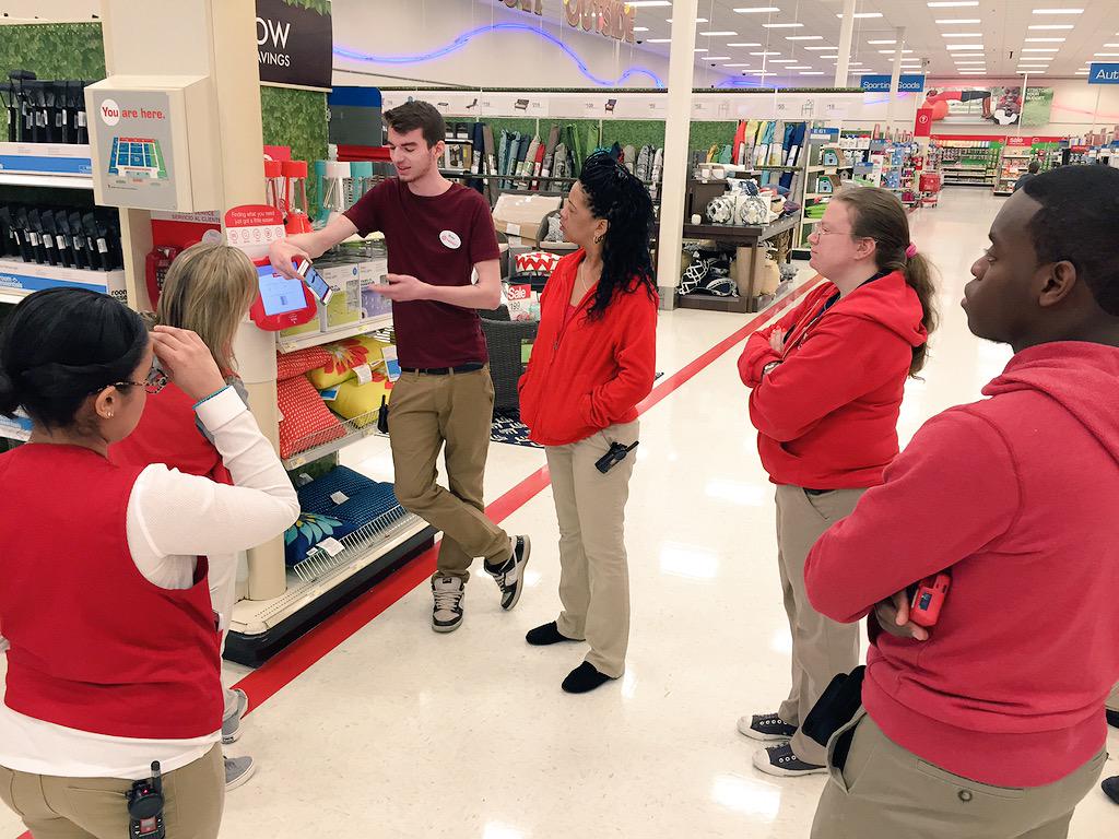 samlanders22's tweet photo. Digital Advisor Brian showing us how to purchase right from our SSS using his smartphone! #gettingdigiwithit #getappy http://t.co/gUQJjMnEIQ