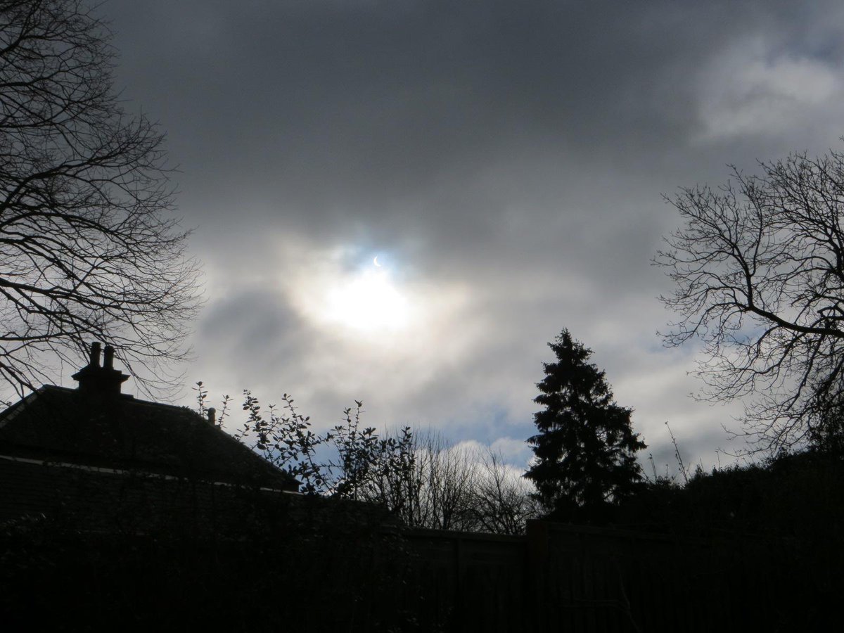 #Linlithgow #eclipse <a href="/LinlithgowVisit/">LinlithgowGreatVisit</a> <a href="/VisitLinlithgow/">Visit Linlithgow</a> <a href="/transitionlin/">transitionlinlithgow</a> <a href="/cjenscook/">Chris Cook</a> <a href="/LeoduFeu/">Leo du Feu - artist</a> @RoanduFeu @Gr8mums #cloud