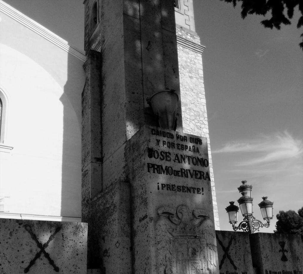 En Morata de Tajuña #Madrid frente a su Iglesia aún mantienen símbolos del pasado #MenoríaHistórica #JuevesSanto