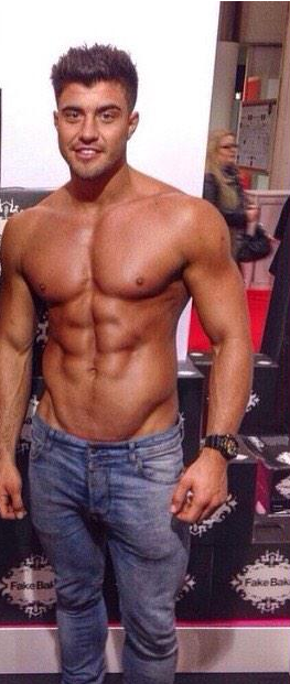 fakebakeunited's tweet photo. Here's a throwback of when we gave @ExOnTheBeach_ Star @Rogan_OConnor a #SprayTan! #Signaturedrops #MTV #FakeBake http://t.co/b4innPt2bV