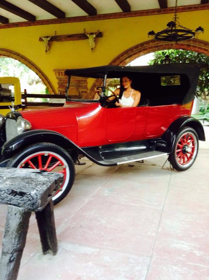 pily_dr's tweet photo. En el #auto de #panchovilla con la #princhecha en el paseito por #Guadalajara http://t.co/mSLWG17W7G
