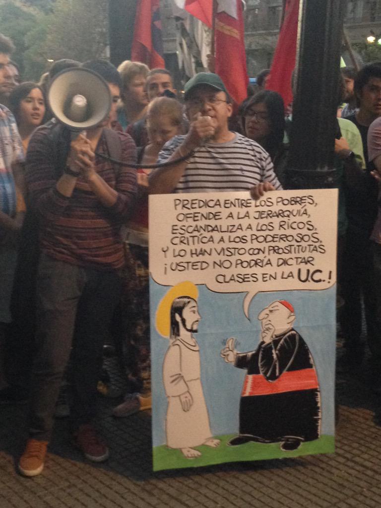 ModaFEUC's tweet photo. Mientras algunos se manifestaban por la libertad de cátedra, nuestra querida @Feuc dejaba flores a Jaime Guzman... http://t.co/xjDluJH2PN