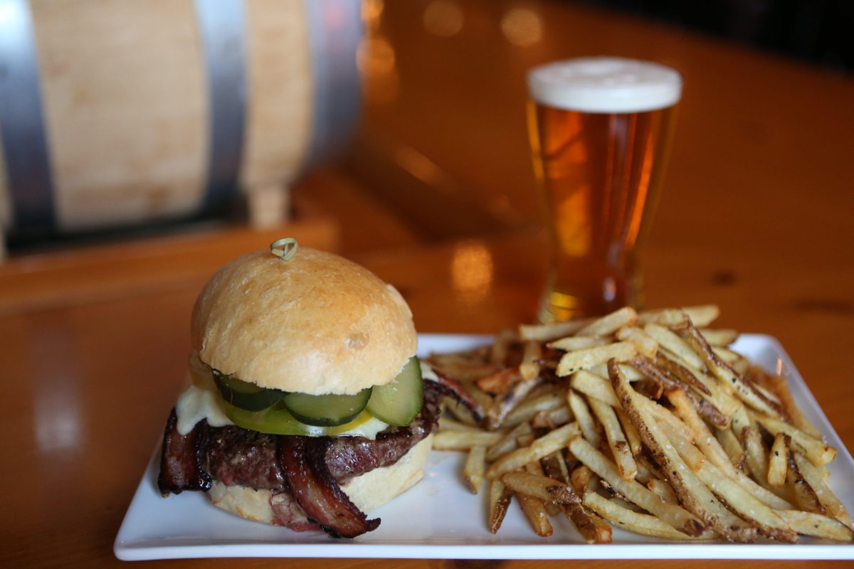 elmorotavern's tweet photo. The El Moro Burger is calling your name. We're open at 11AM for lunch! http://t.co/U3GjHsKo2M