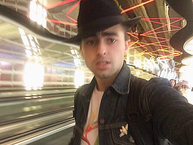 ZachMatari's tweet photo. Selfies on the run lmao #ConnectingFlightProblems 😂😅✈️💚 http://t.co/f37XlJvUq8