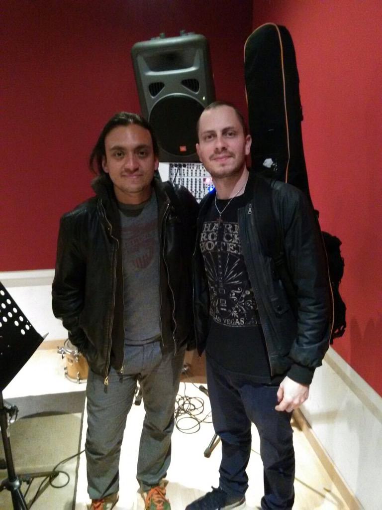 Juanvictor's tweet photo. Hoy buen ensayo con el nuevo proyecto de @WillbertAlvarez de @luzverdebcn #RockNRoll http://t.co/JLh7igshSF