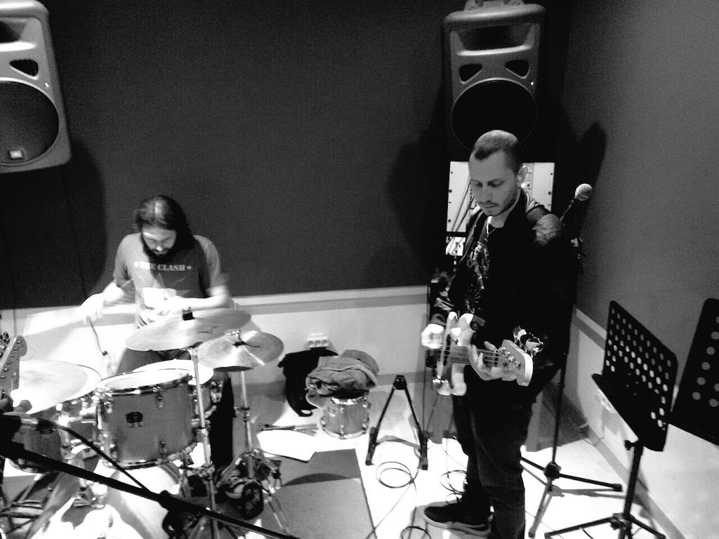Juanvictor's tweet photo. Hoy buen ensayo con el nuevo proyecto de @WillbertAlvarez de @luzverdebcn #RockNRoll http://t.co/JLh7igshSF