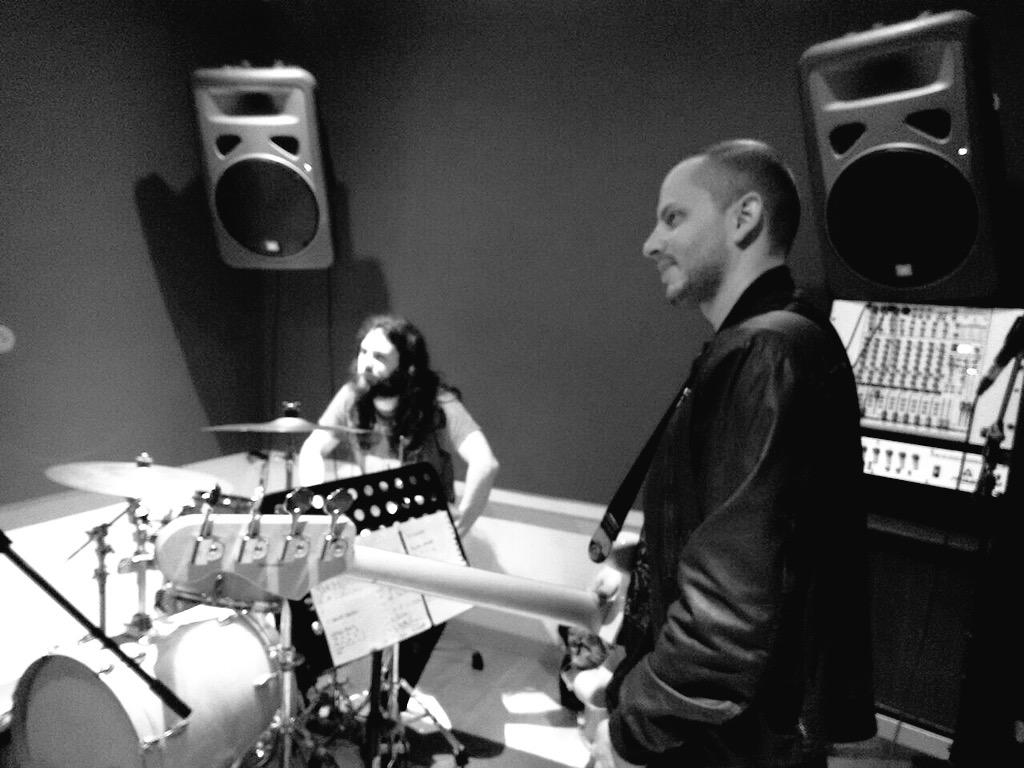 Juanvictor's tweet photo. Hoy buen ensayo con el nuevo proyecto de @WillbertAlvarez de @luzverdebcn #RockNRoll http://t.co/JLh7igshSF