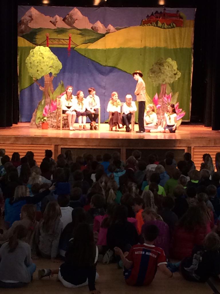 RossSchoolBears's tweet photo. The audience is mesmerized @RossSchoolBears @courthaslett @hintwaterCEO @burkemaryjane http://t.co/maEGhy8F3p