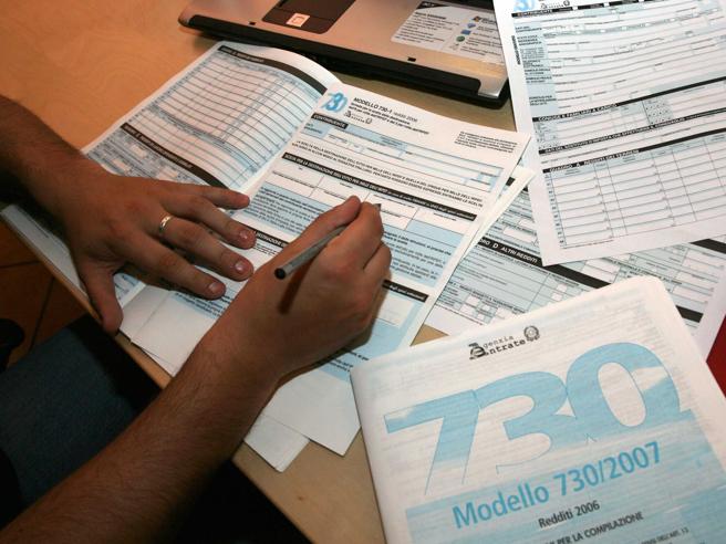 Corriere's tweet photo. Un italiano sotto i 16 mila euro Solo il 5% dichiara più di 50mila http://t.co/0HYYQtSpAN http://t.co/rBG2QHltZs