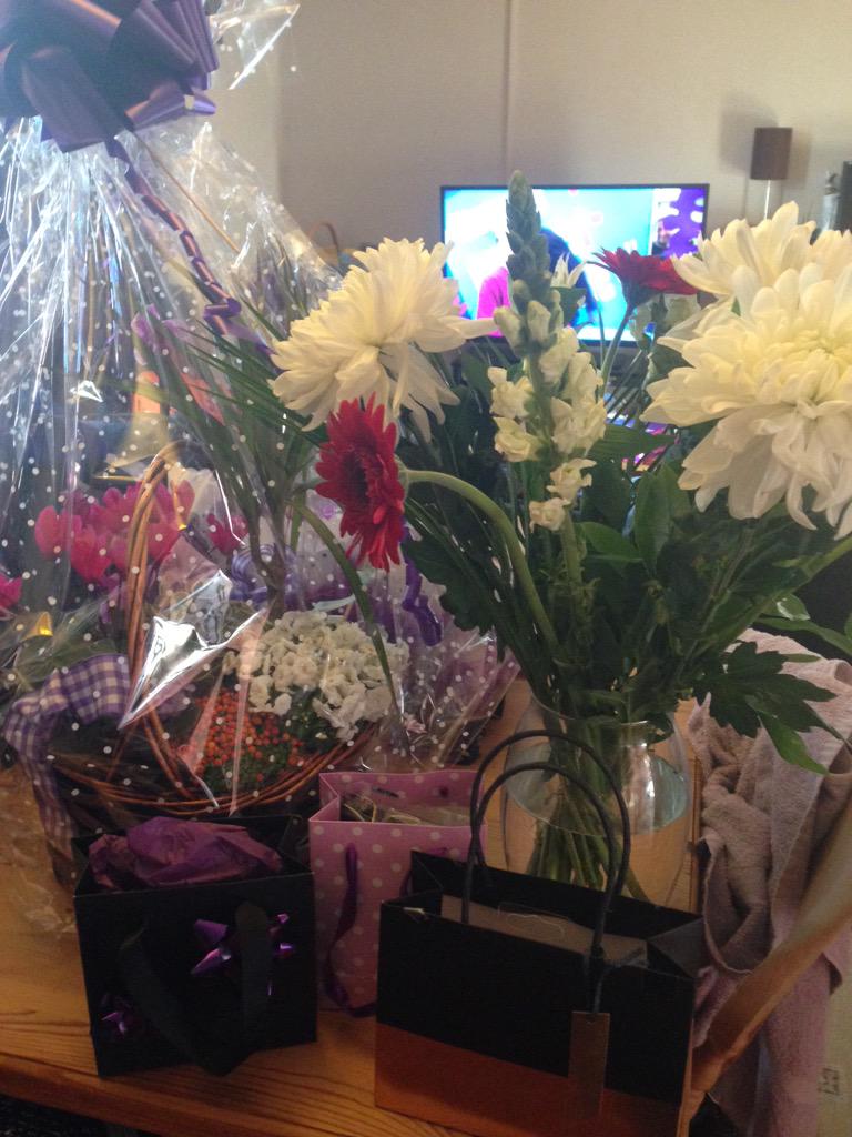 BeckieEdwards75's tweet photo. spoilt by some lovely lovely people @janforest1865 @rennie1d @KatrinaColey http://t.co/pYFOhulVMe
