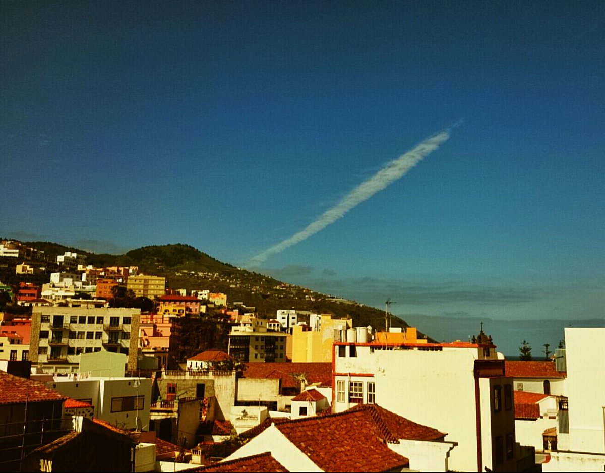 Rasel_up's tweet photo. Cosas
de nubes.
                  De Tenagua al infinito.

#Lapalma #scdelapalma #tenagua #puntallana #nubes http://t.co/ENO2RdpVNl