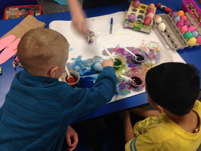 Dickinsfield's tweet photo. Colour mixing in kindergarten! #funeaster http://t.co/37PWnYAYqj