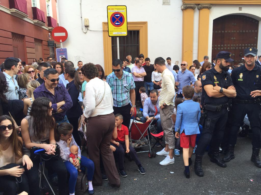 Javi_Macias's tweet photo. La Policía, de brazos cruzados ante el incumplimiento de las normas. Una señal prohíbe las sillitas en los cruces http://t.co/WmjPJpMcUr