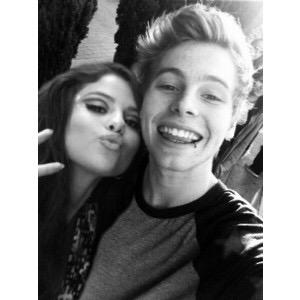 Daddy45Luke's tweet image. Me and Selena! I love u bitch haha x) x