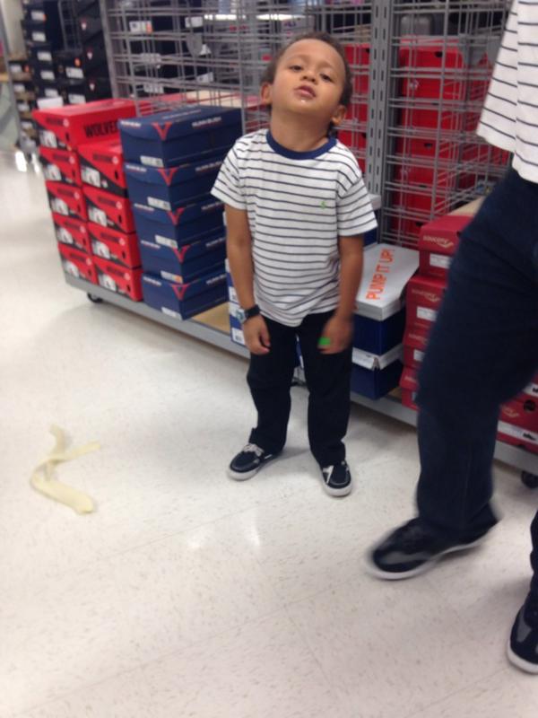 Alextrxm's tweet photo. quand ma mère voit quelqu'un qu'elle connait dans un magasin http://t.co/8I3qrB6Mw2