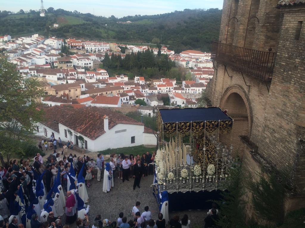 RT <a href="/ccambrils/">Carolina Cambrils</a>: La Virgen del Mayor Dolor atraviesa el arco del castillo de #Aracena <a href="/adirecto/">Andalucía Directo ❎</a> <a href="/VeraCruzAracena/">Vera Cruz Aracena</a>