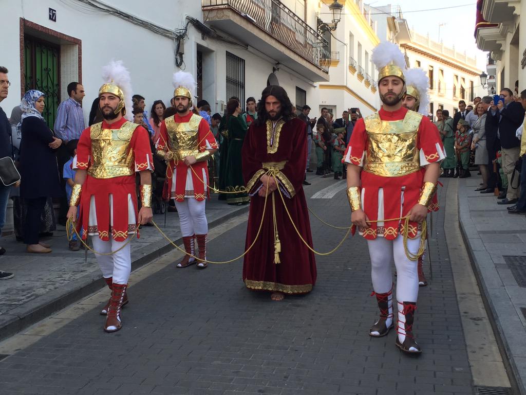 Santa_VeraCruz's tweet photo. Jesús Cautivo la noche anterior seguido por María, Magdalena, Juan y las Santas Mujeres #JuevesSanto #veracruzALH http://t.co/wODp4r6RCE