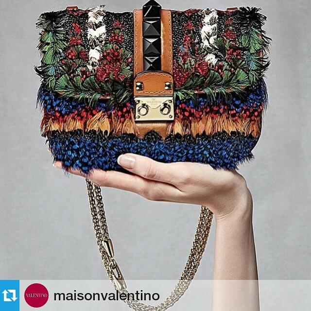 mike_high_vibes's tweet image. #Repost @maisonvalentino
・・・
Feathered #lockbag image via @mytrendline ift.tt/1CVZZld