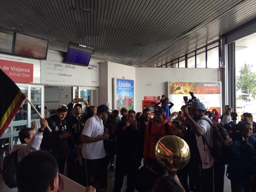 PiratasBogota's tweet photo. Momentos del recibimiento del CAMPEON, PIRATAS BOGOTÁ HUMANA! http://t.co/weLITtJgz7