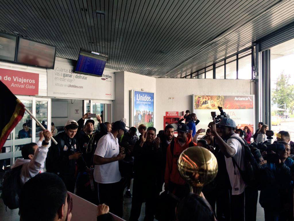 PiratasBogota's tweet photo. Momentos del recibimiento del CAMPEON, PIRATAS BOGOTÁ HUMANA! http://t.co/weLITtJgz7