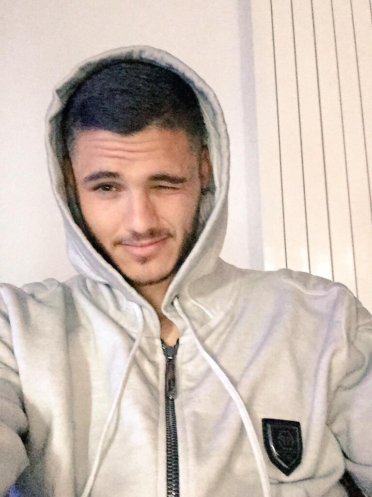 MauroIcardi's tweet photo. ▶️ los HUEVOS los tengo bien Grande y bien Puestos para asumir las cosas .. Como para todo 😜 igual tengo 22 jajaja😂 http://t.co/3chLdlVyEn