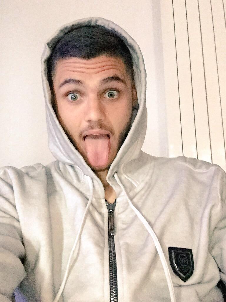 MauroIcardi's tweet photo. ▶️ los HUEVOS los tengo bien Grande y bien Puestos para asumir las cosas .. Como para todo 😜 igual tengo 22 jajaja😂 http://t.co/3chLdlVyEn