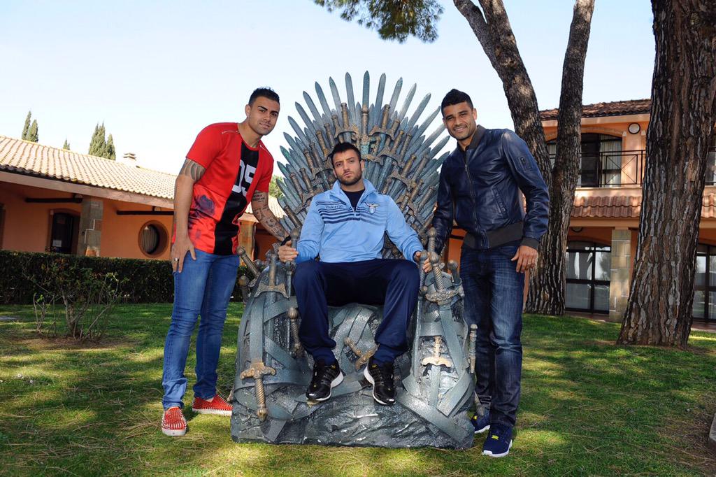F_Andersoon's tweet photo. Game of Thrones #IlTronodiSpade #Marathrone #SSLZio #SkySport @OfficialSSLazio @SkySport @skyatlantic http://t.co/qln5iSAWdW