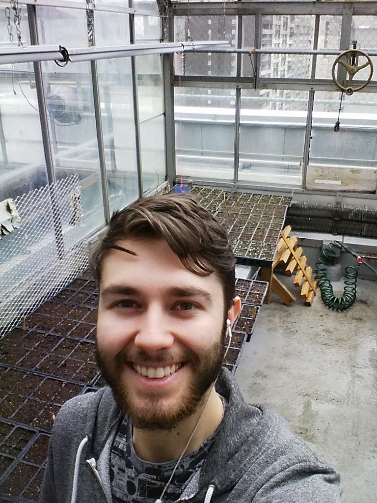 AndrewFarmEd's tweet image. Watering some seedlings at the @Serre_Concordia today. Growing in the middle of downtown. So amazing!