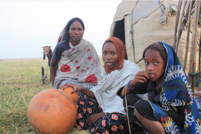 TV5MONDE's tweet photo. #Tchad - les femmes #peules au cœur de la lutte contre le changement climatique : http://t.co/eht30uzTxO http://t.co/0zHU8efjrW