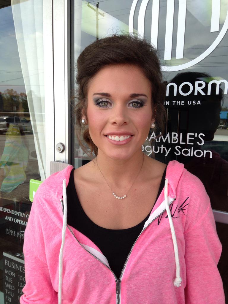 Merle38829's tweet photo. Love doing these beautiful prom looks😊👗 http://t.co/623ER4a1c7