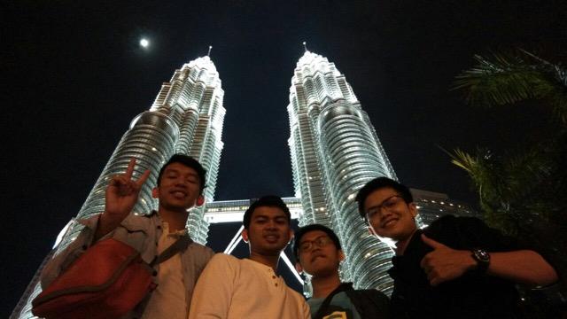 ajimantoroo's tweet photo. @PetronasTwinTower . Last Night. Semangat Pagi. http://t.co/hmgLLQDvl9