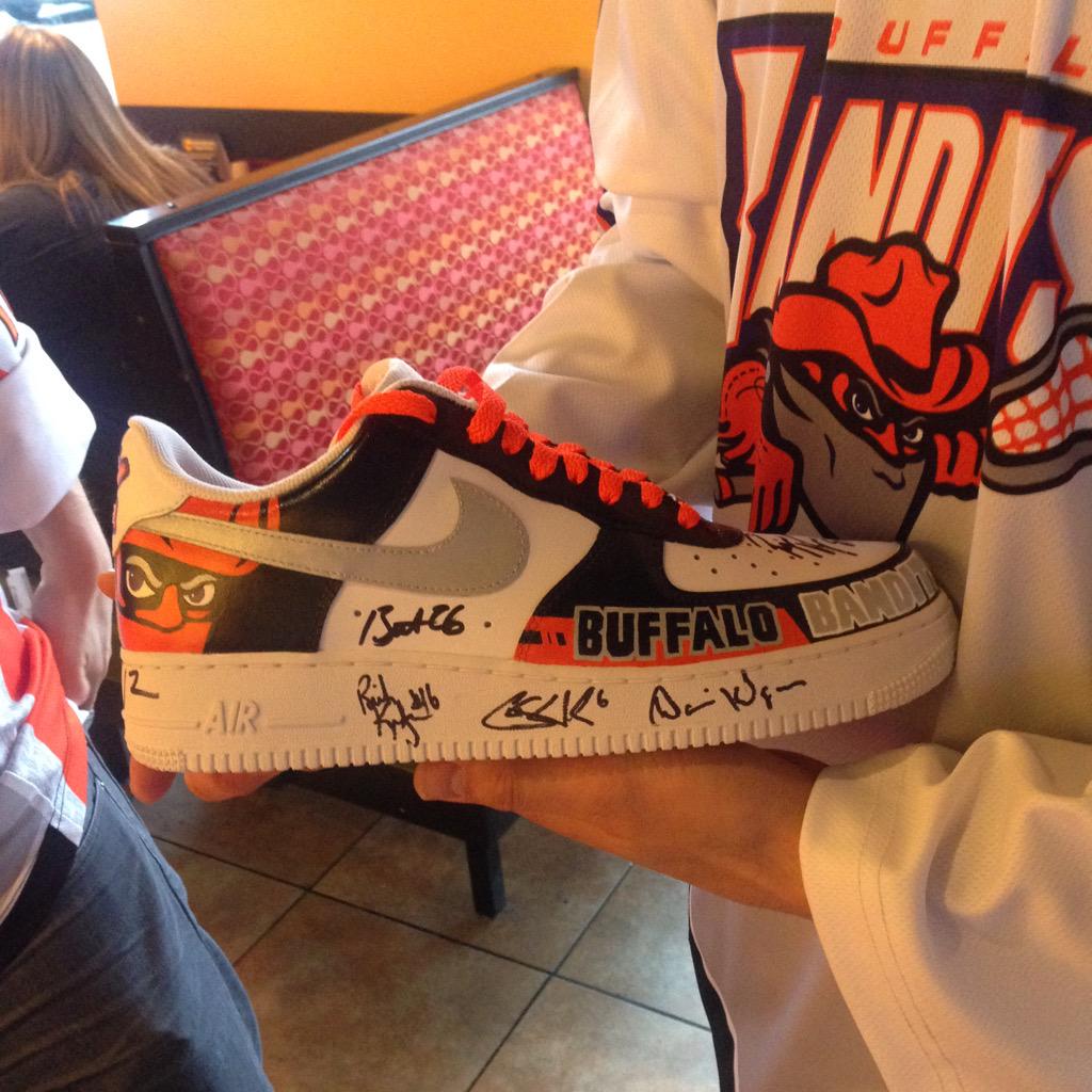 NLLBandits's tweet image. Customized #Bandits Nikes.. Signed for a fan. ☑️ #BanditsAtMoes
