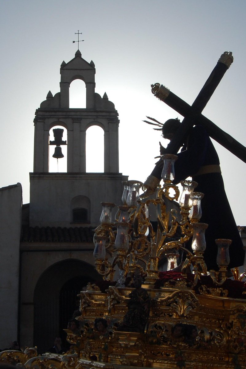 La #Madrugá en #Aracena arropa a <a href="/IHS_Aracena/">IHS Aracena</a> y sus titulares, en su sobria estación de penitencia #SSantaAracena2015