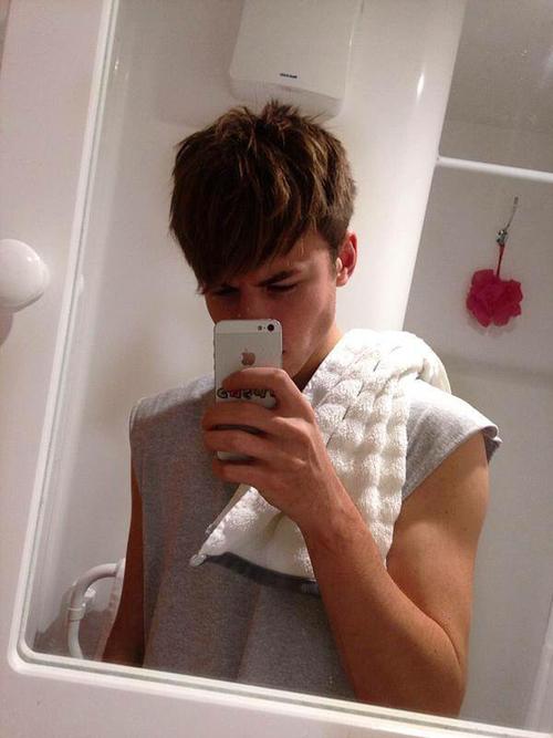 aarongdralls's tweet photo. //you don't really want to stay, but you don't really want to go http://t.co/C8HhLa30Mw
