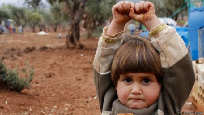 bbcmundo's tweet photo. La historia de la foto de la niña siria que se rindió ante una cámara pensando que era un arma http://t.co/Np3L9DaN3V http://t.co/8CH9tEqZrR