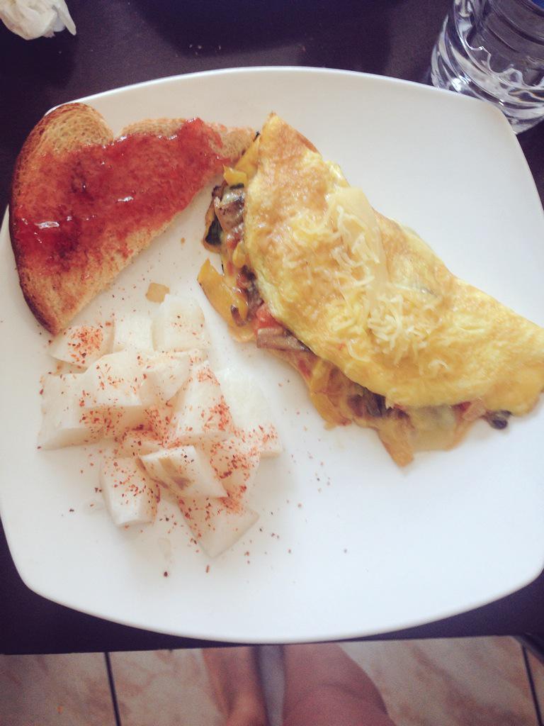 _jesssssie's tweet photo. Breakfast at 1pm😬 http://t.co/JHqwGrpeKc