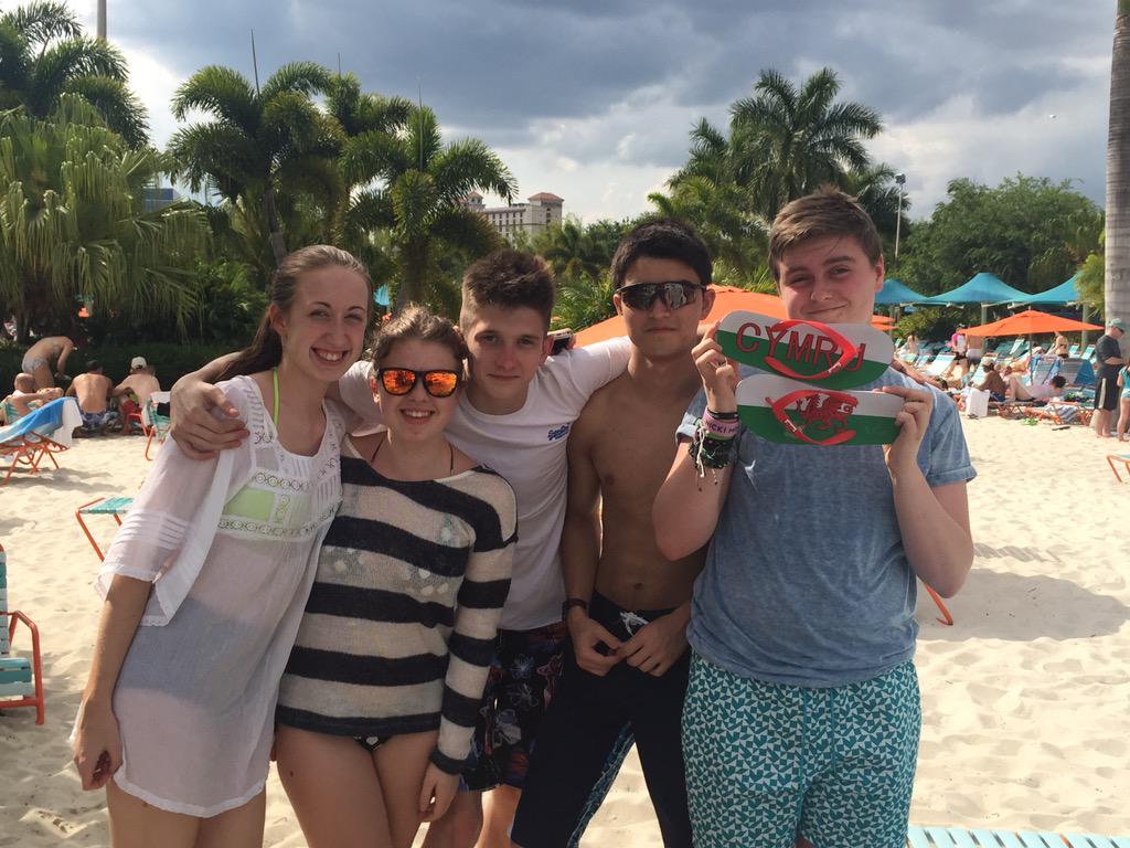 Florida2015LSP's tweet photo. Some Aquatica fun... π¦π§π #someightlyredfaces #great day #Welshrepresentation http://t.co/NQ91aZNSe0