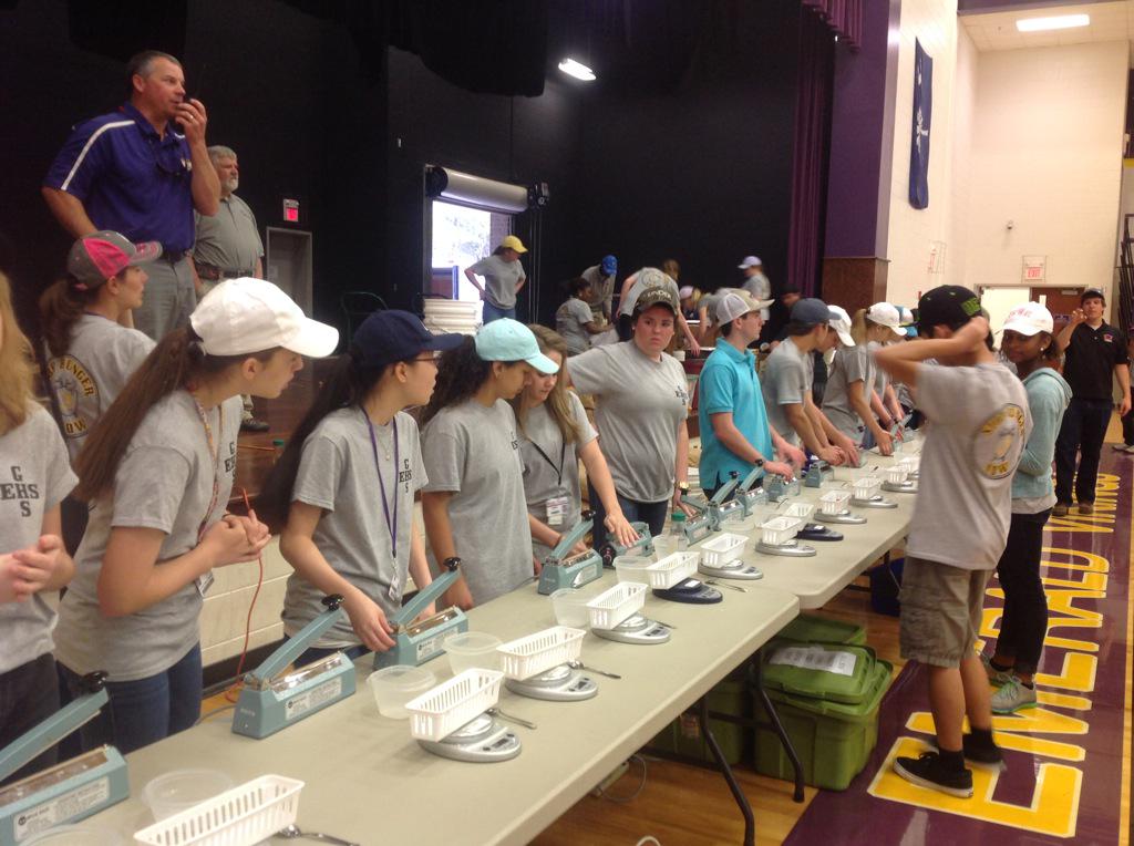 Gwd50Schools's tweet photo. @SuperGwd50 EHS and GHS students combining forces for a worthy cause! @stophungernowsa http://t.co/CjKv9jM9nW