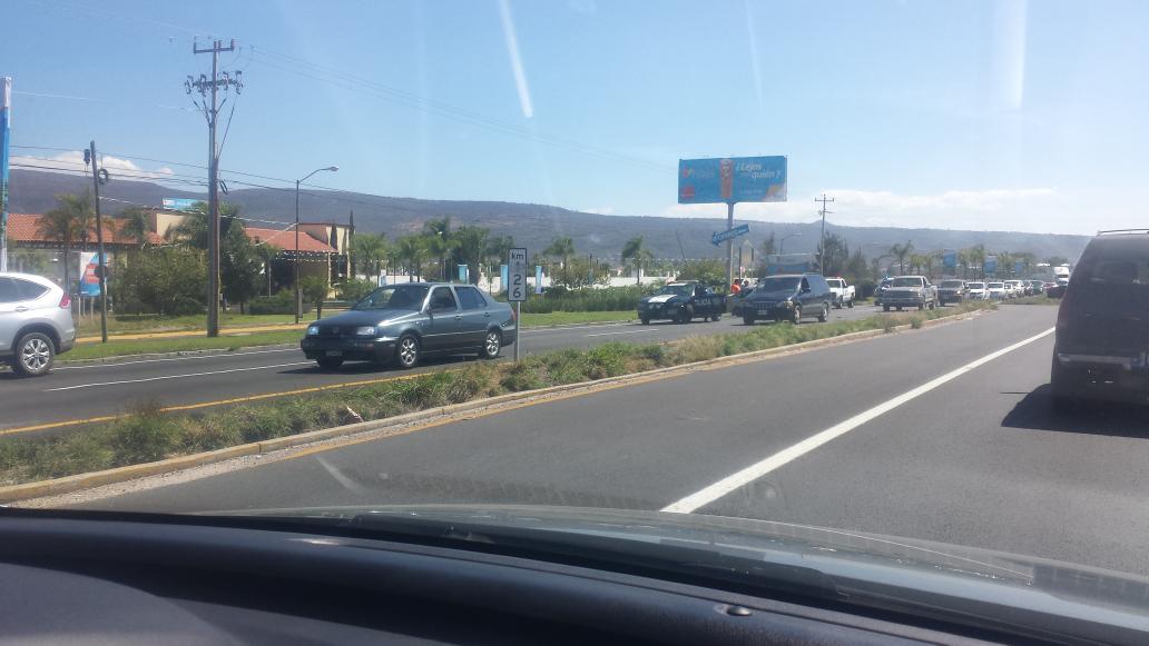 Trafico_ZMG's tweet photo. RT @anarasconm: choque altura tlajomulco x carr. Colima sentido sur-ntr, para los que vienen llegando a gdl http://t.co/HKU5ydNwl7