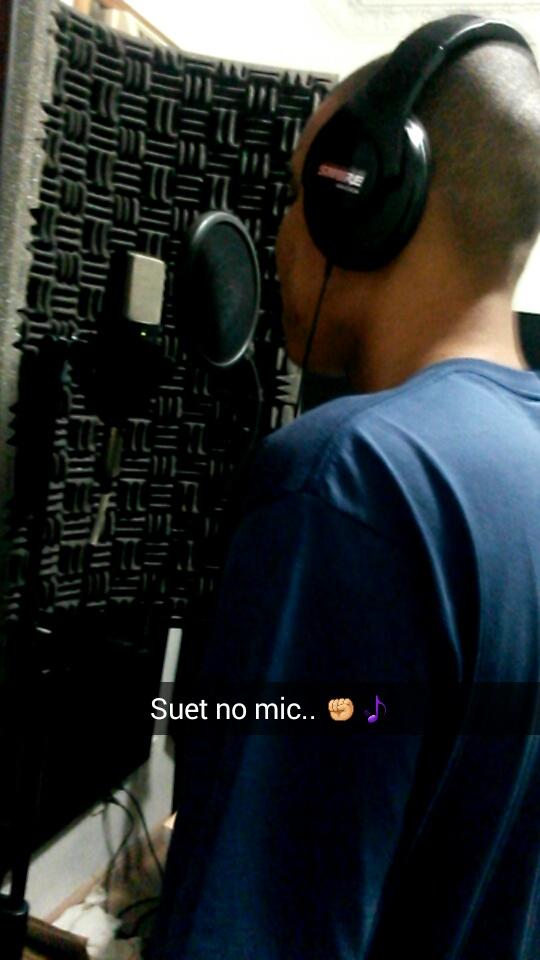 NDR_RAP's tweet photo. Suet no mic in @QGdoSuarez haha http://t.co/ZvnOPxBsRn