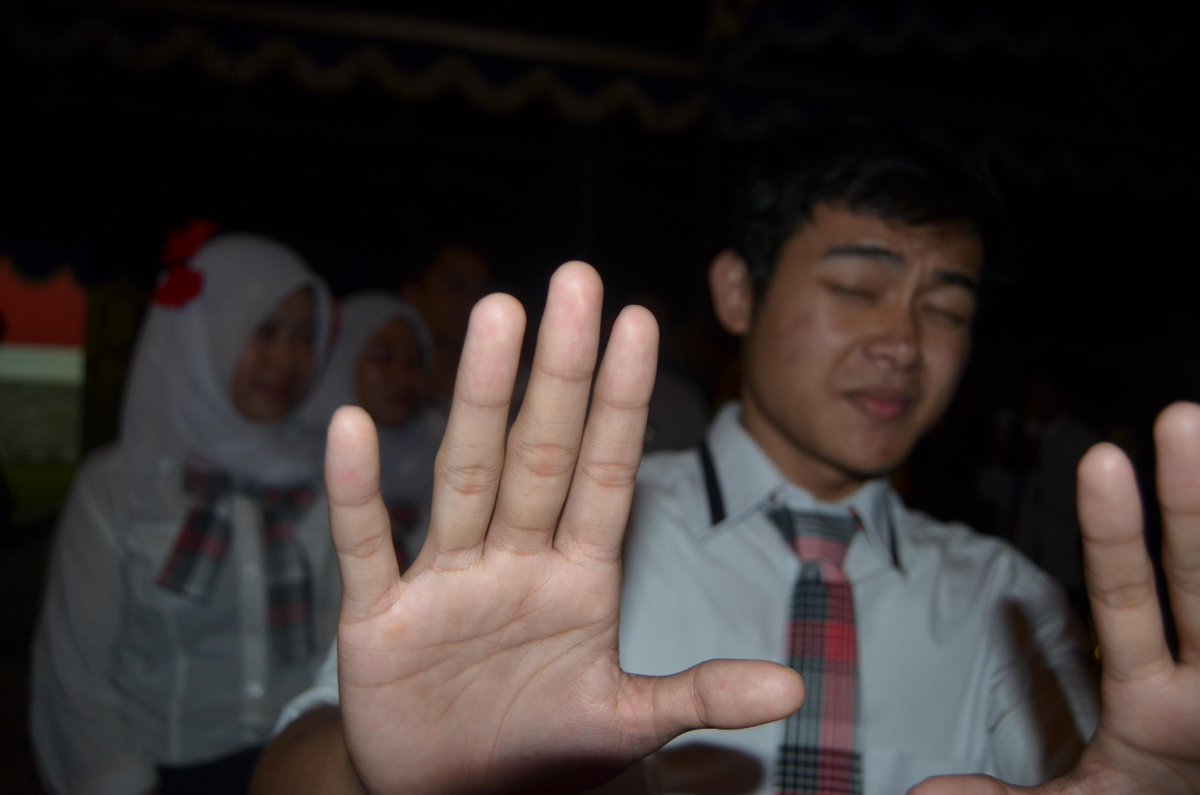 dekma27's tweet photo. @gardep52 lambaikan tangan yang tidak kuat menahan sedih waktu ditinggal mas mbak @gardep51 http://t.co/6v9SNPD536