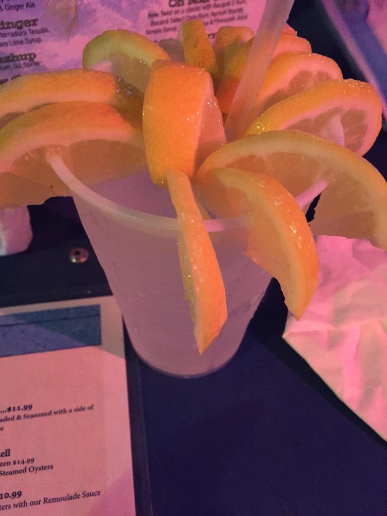 Kaylyn_Evans's tweet photo. A waiter finally realized my love for lemon water ❤️💚💛 http://t.co/a1ijTUklls