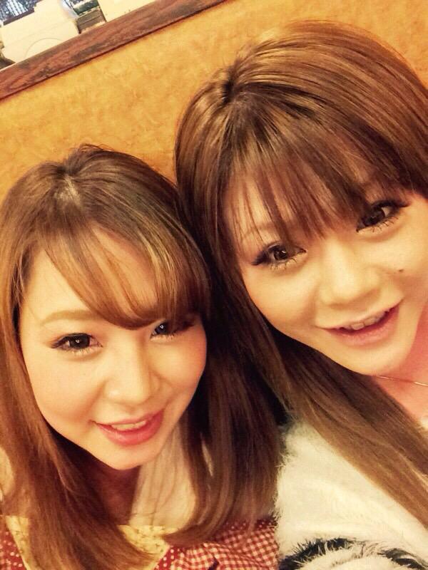 puripurinet's tweet photo. おはよーございます！今日はプリプリの可愛すぎる女の子を紹介します✨ゆいなさんとえみりちゃん👀えみりちゃんは可愛い踊りを踊ってくれてゆいなさんは…鼻芸をしてくれます（笑）ほんとに楽しいパブスナックです♡さーて今日も１日頑張りましょ❤ http://t.co/FSmFq4PuYv