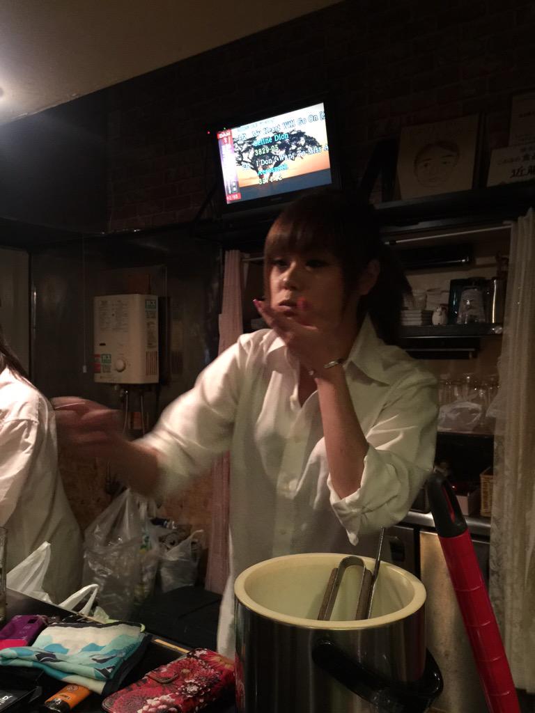 puripurinet's tweet photo. おはよーございます！今日はプリプリの可愛すぎる女の子を紹介します✨ゆいなさんとえみりちゃん👀えみりちゃんは可愛い踊りを踊ってくれてゆいなさんは…鼻芸をしてくれます（笑）ほんとに楽しいパブスナックです♡さーて今日も１日頑張りましょ❤ http://t.co/FSmFq4PuYv