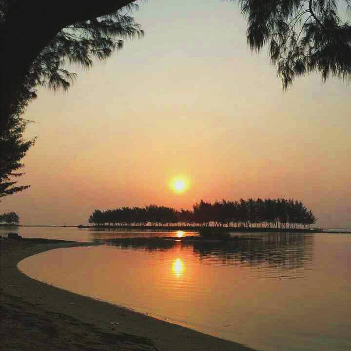 VisualPetualang's tweet photo. Tebak ini matahari terbit apa matahari terbenam?? Jawab dan RT ya, serta berikan alasannya 😁 http://t.co/k6q2PYSYMi