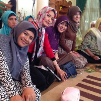 DewiDAP's tweet photo. :) tksRT"@megAtikAlovers: Pagi megAlovers @DewiDAP @alicesofieNORIN @megAuliAtika 
Jum'at Berkah Amin:) http://t.co/8K7FgjEnRr"
